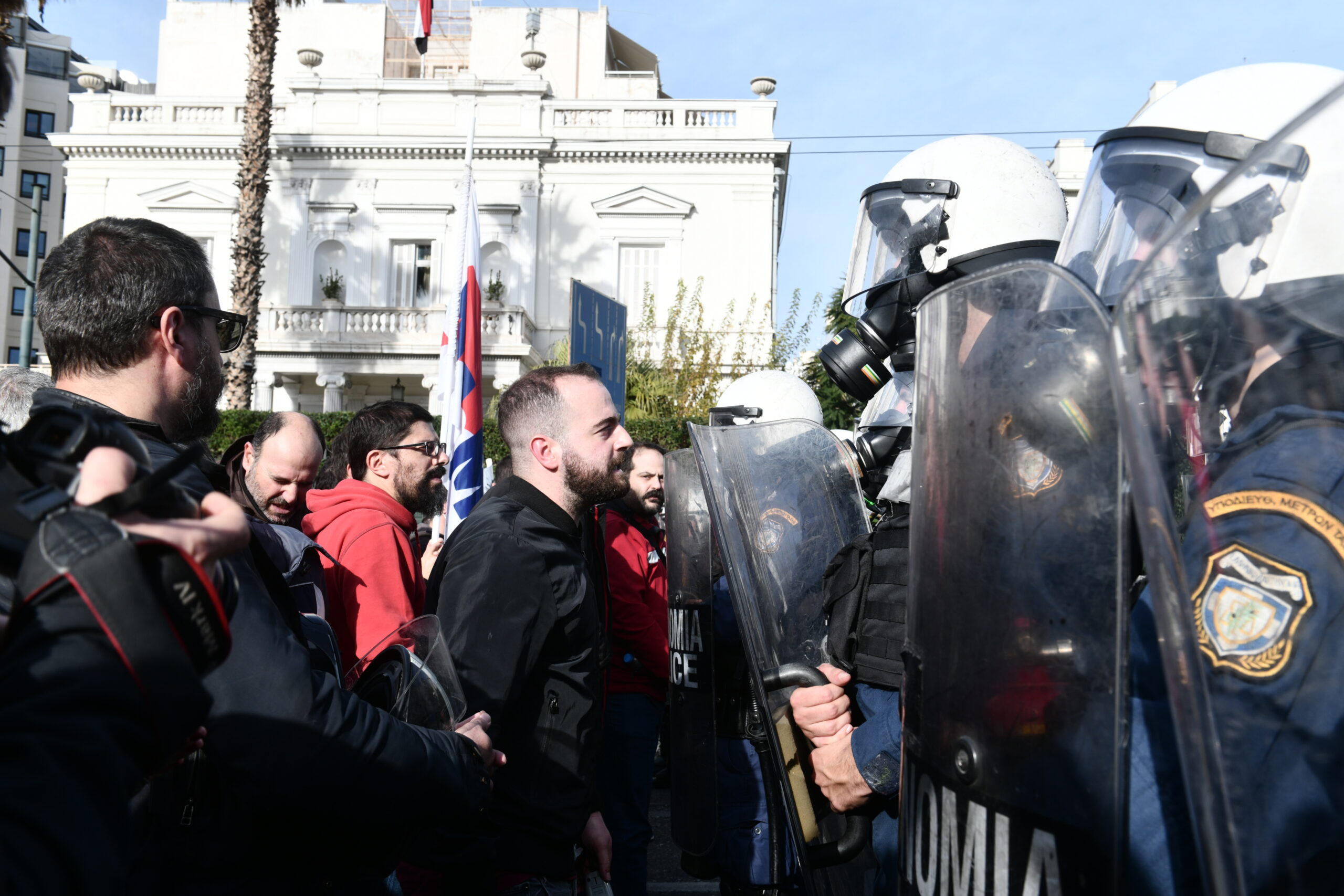 Ένταση στο συλλαλητήριο των εκπαιδευτικών στην Αθήνα – Επεισόδια με χημικά έξω από την Βουλή