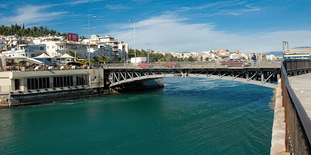 Χαλκίδα: Άνδρας απειλεί να πέσει από τη γέφυρα