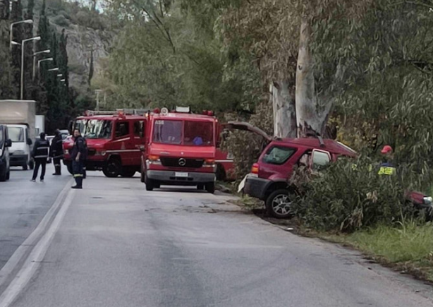 Καισαριανή: Αυτοκίνητο έπεσε σε δέντρο – Απεγκλωβίστηκε μία γυναίκα