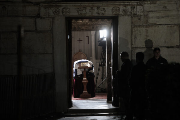 Κηδεία τέως βασιλιά Κωνσταντίνου: Στο Παρεκκλήσι της Μητρόπολης η σορός του - Ξεκίνησε το λαϊκό προσκύνημα