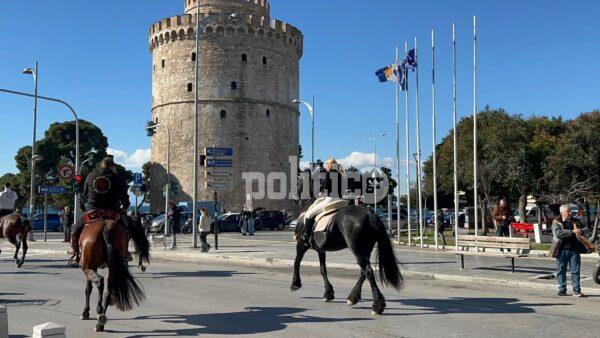 Θεσσαλονίκη: Θεαματική «παρέλαση» τριάντα αλόγων σε κεντρικούς δρόμους (ΦΩΤΟ-ΒΙΝΤΕΟ)