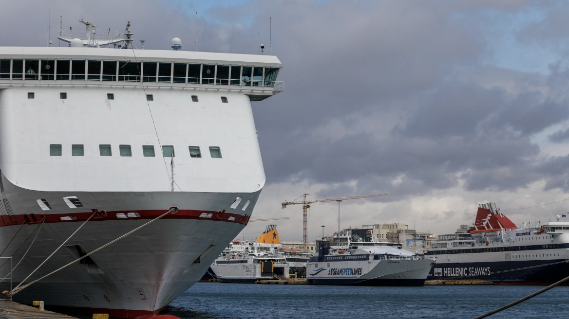 Δεμένα τα πλοία σε Πειραιά, Ραφήνα και Λαύριο λόγω κακοκαιρίας