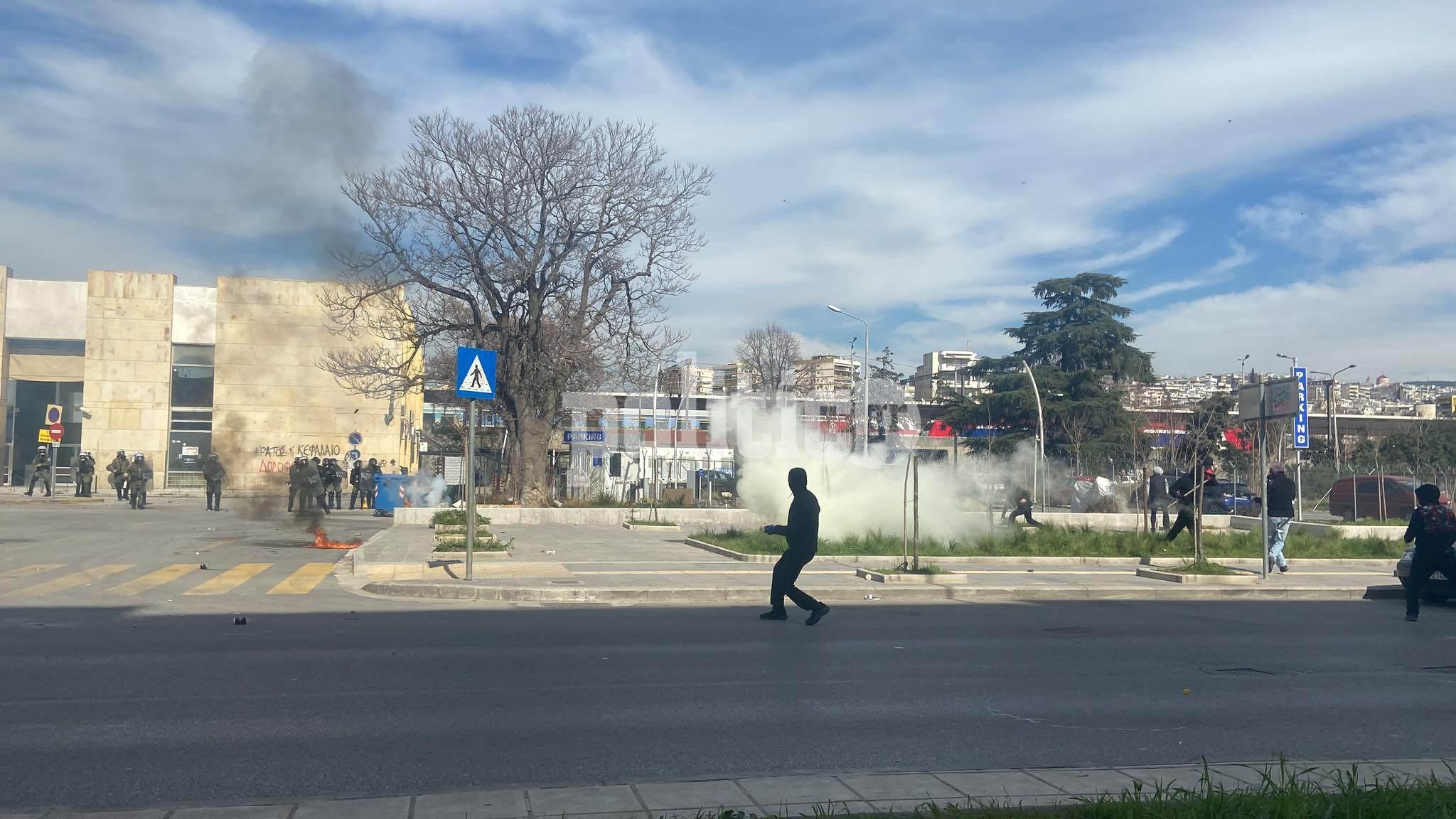 Θεσσαλονίκη: Επεισόδια έξω από τον ΟΣΕ μετά την πορεία για την τραγωδία των Τεμπών (ΦΩΤΟ-ΒΙΝΤΕΟ)