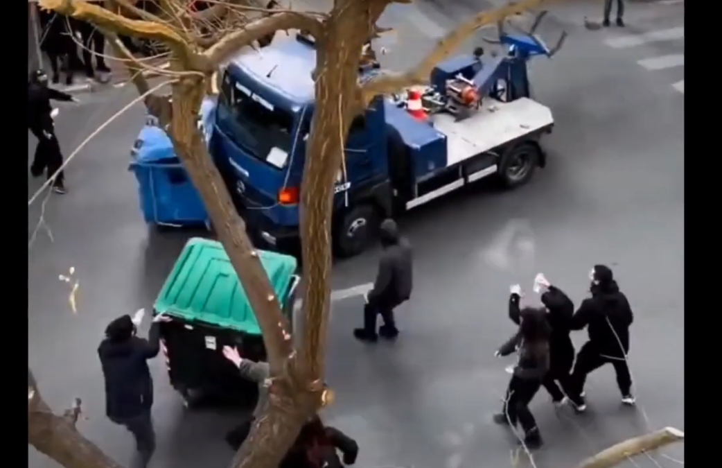 Γερανός της αστυνομίας πέφτει με ταχύτητα πάνω σε κάδους και παραλίγο να υπάρξει τραυματισμός (ΒΙΝΤΕΟ)