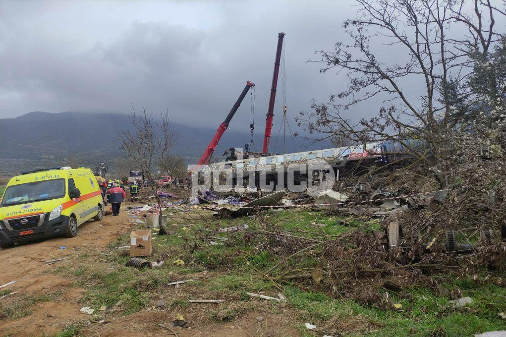 Δυστύχημα στα Τέμπη: Συνεχίζονται οι προσπάθειες των πυροσβεστών – Στο σημείο γερανοί για να σηκώσουν τα βαγόνια (ΕΙΚΟΝΕΣ)