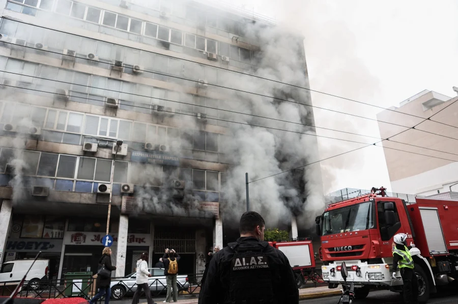 Φωτιά στον Πειραιά: «Παντελής έλλειψη μέτρων ασφαλείας»