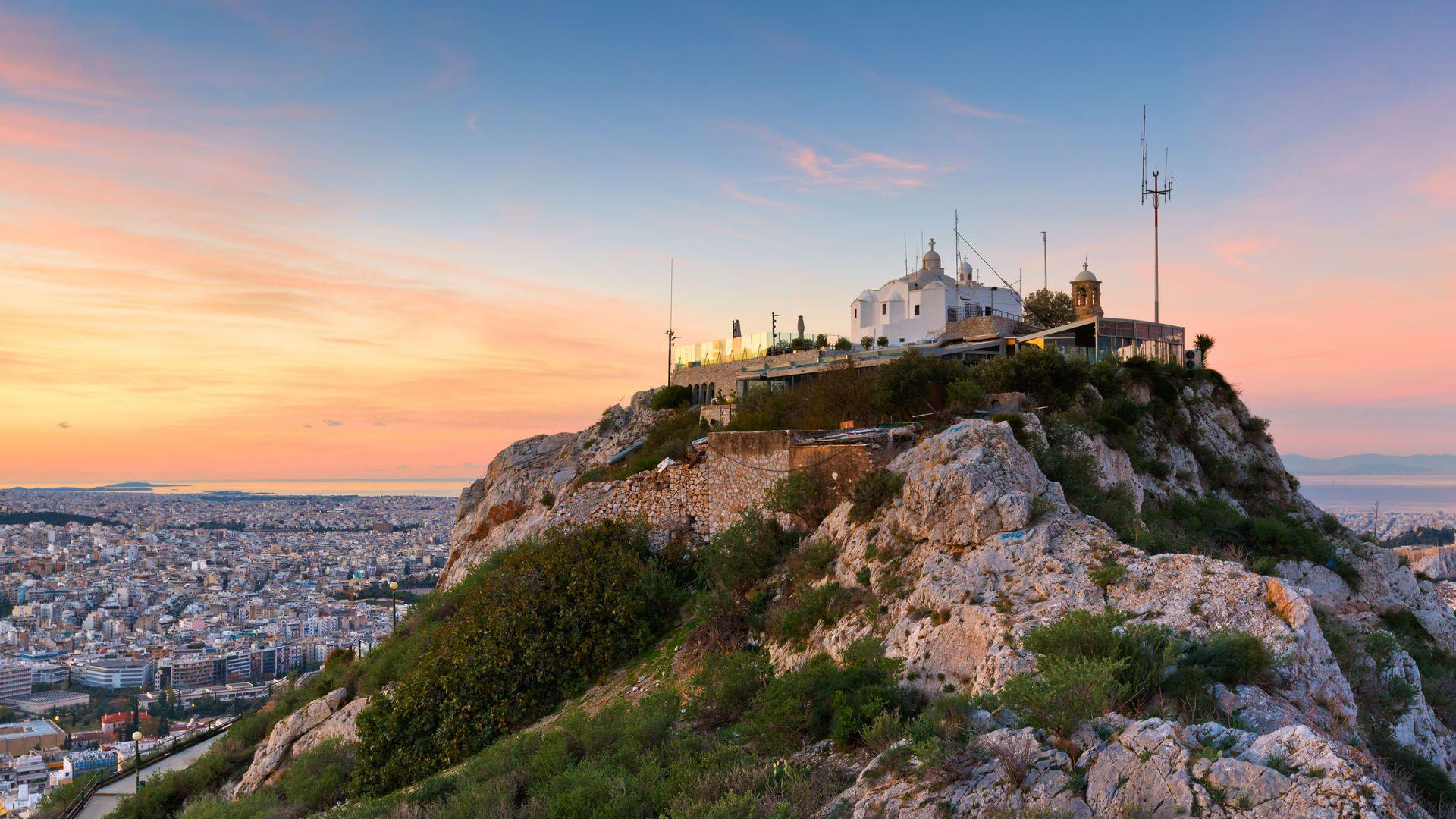 Σε πλήρη αναδιαμόρφωση και επαναλειτουργία ως το τέλος καλοκαιριού το θέατρο και ο λόφος του Λυκαβηττού