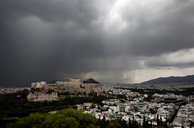 Καιρός: Άστατος σήμερα Κυριακή, με μπόρες και σποραδικές καταιγίδες