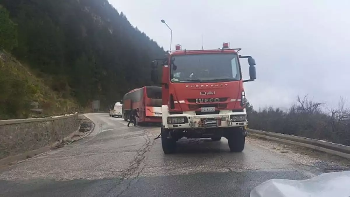 Θεσσαλονίκη: Φωτιά σε λεωφορείο που μετέφερε μαθητές στο Μέτσοβο (BINTEO)