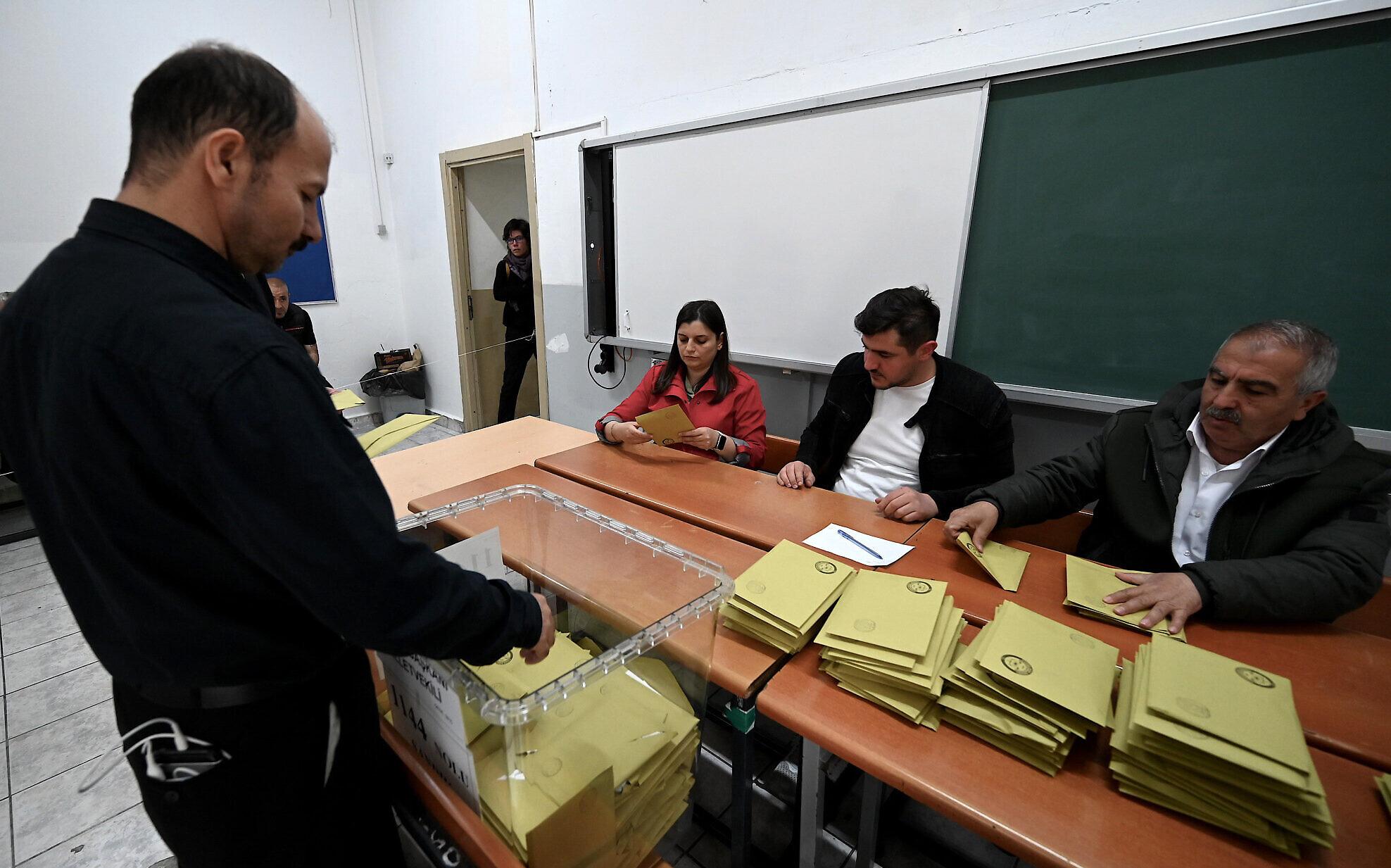 Συνεχίζεται το εκλογικό θρίλερ στην Τουρκία: Με 50,68% μπροστά ο Ερντογάν – Στο 43,52% ο Κιλιτσντάρογλου