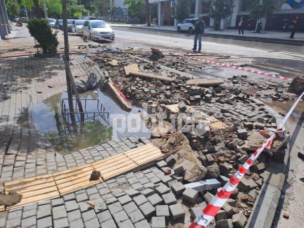 Θεσσαλονίκη: Πλημμύρισε ο δρόμος μπροστά στα δικαστήρια - Κατεστραμμένα πεζοδρόμια δυσοσμία και κυκλοφοριακό κομφούζιο (ΒΙΝΤΕΟ & ΦΩΤΟ)