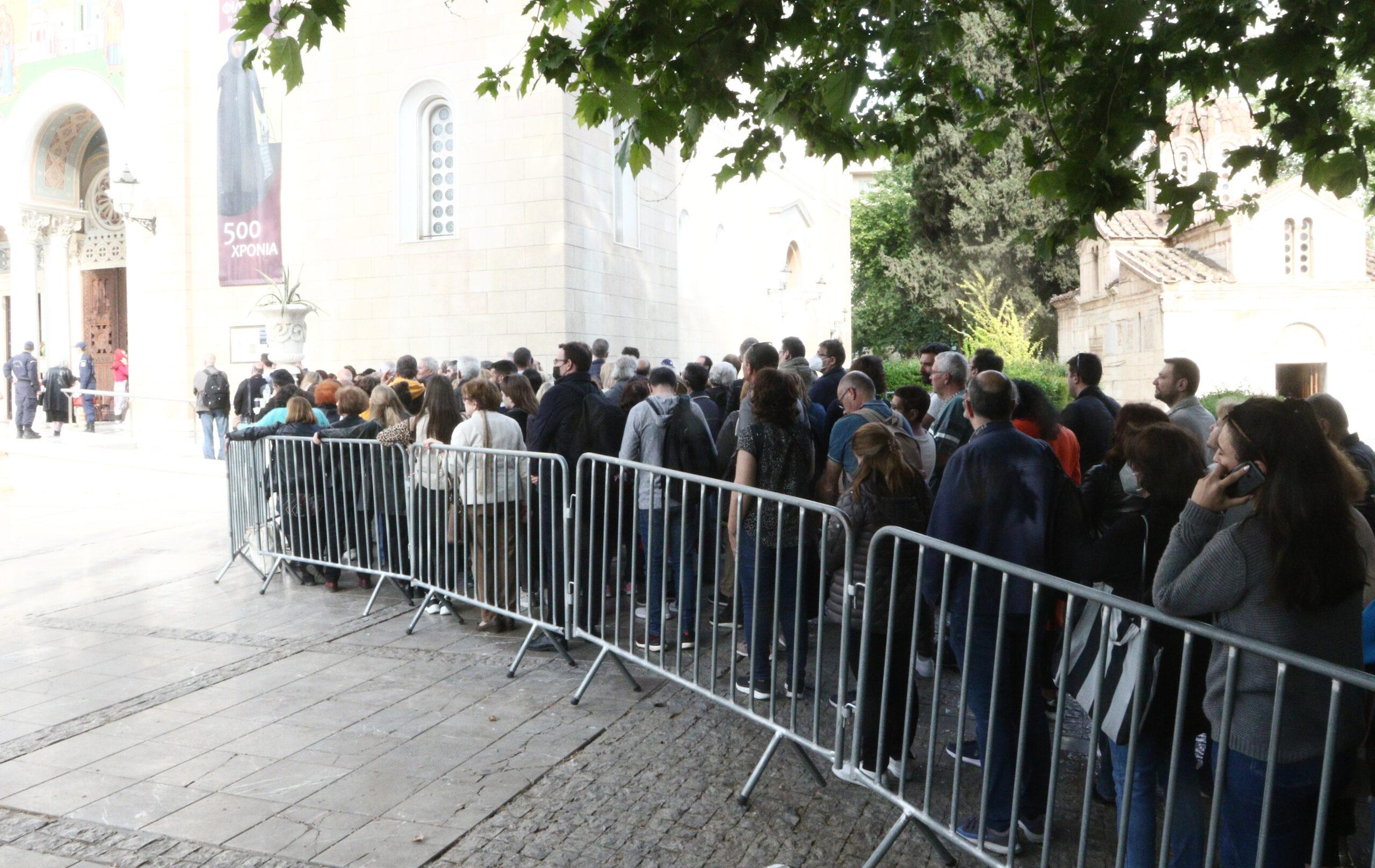 Ουρές πιστών και σήμερα στη Μητρόπολη Αθηνών για το προσκύνημα της εικόνας «Άξιον Εστί»