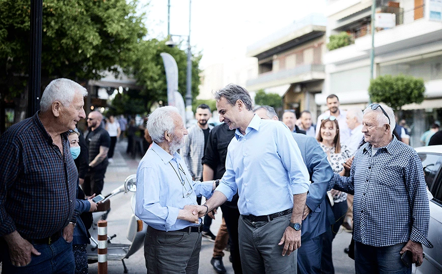 Ανεπίσημη βόλτα στους δρόμους του Μοσχάτου έκανε ο Κυριάκος Μητσοτάκης (ΕΙΚΟΝΕΣ)