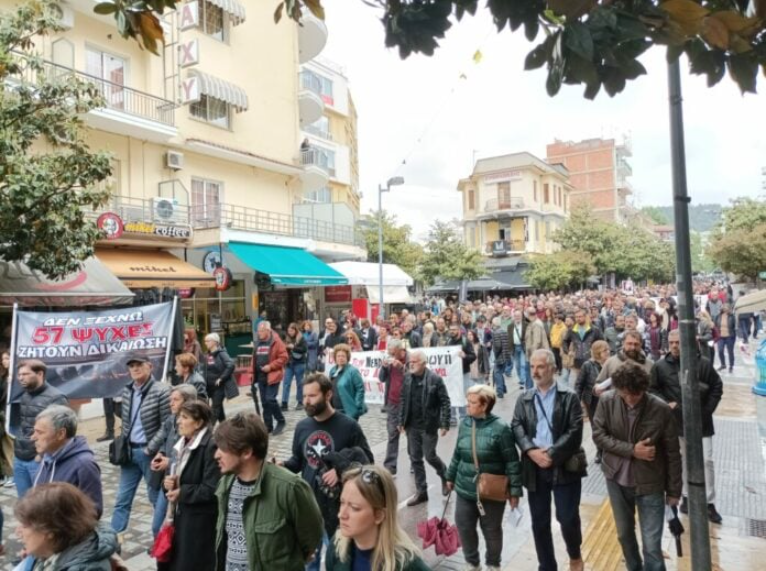 Σέρρες: Συγκέντρωση πολιτών κάτω από το γραφείο του Κώστα Καραμανλή για το δυστύχημα των Τεμπών (ΒΙΝΤΕΟ)