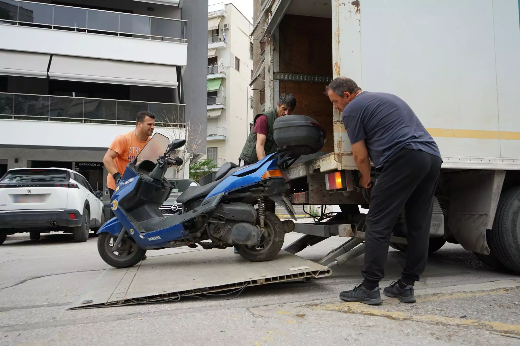 Θεσσαλονίκη: «Μαζεύτηκαν» μηχανάκια που ήταν παρατημένα σε κεντρικούς δρόμους