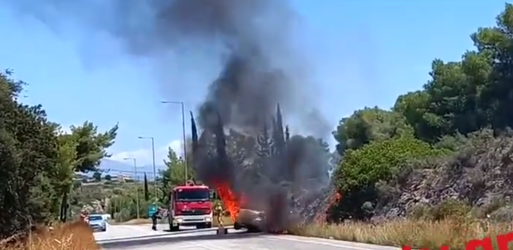 Αυτοκίνητο στην Κόρινθο τυλίγεται στις φλόγες (Βίντεο)