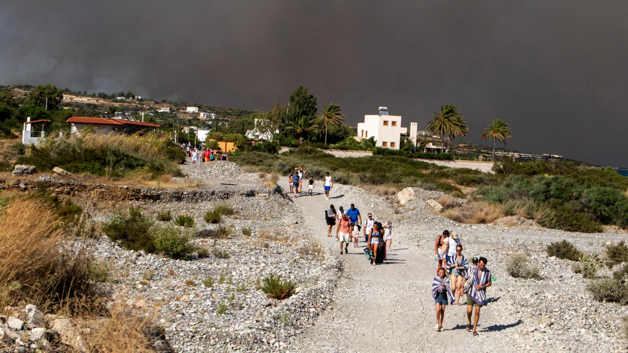 Ρόδος: Συνεχίζεται η εφιαλτική μάχη με τις φλόγες – Εκκενώσεις, καμμένα σπίτια και ισχυροί άνεμοι - politic.gr