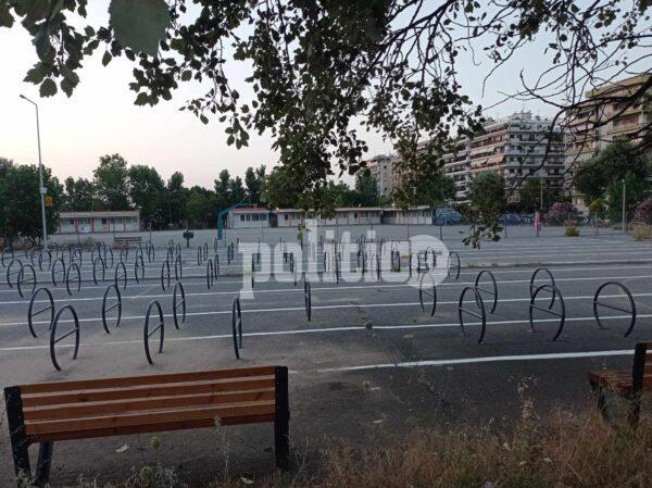 Θεσσαλονίκη: Το πιο σουρεάλ πάρκινγκ ποδηλάτων... ανοιχτό αλλά άδειο από ποδήλατα