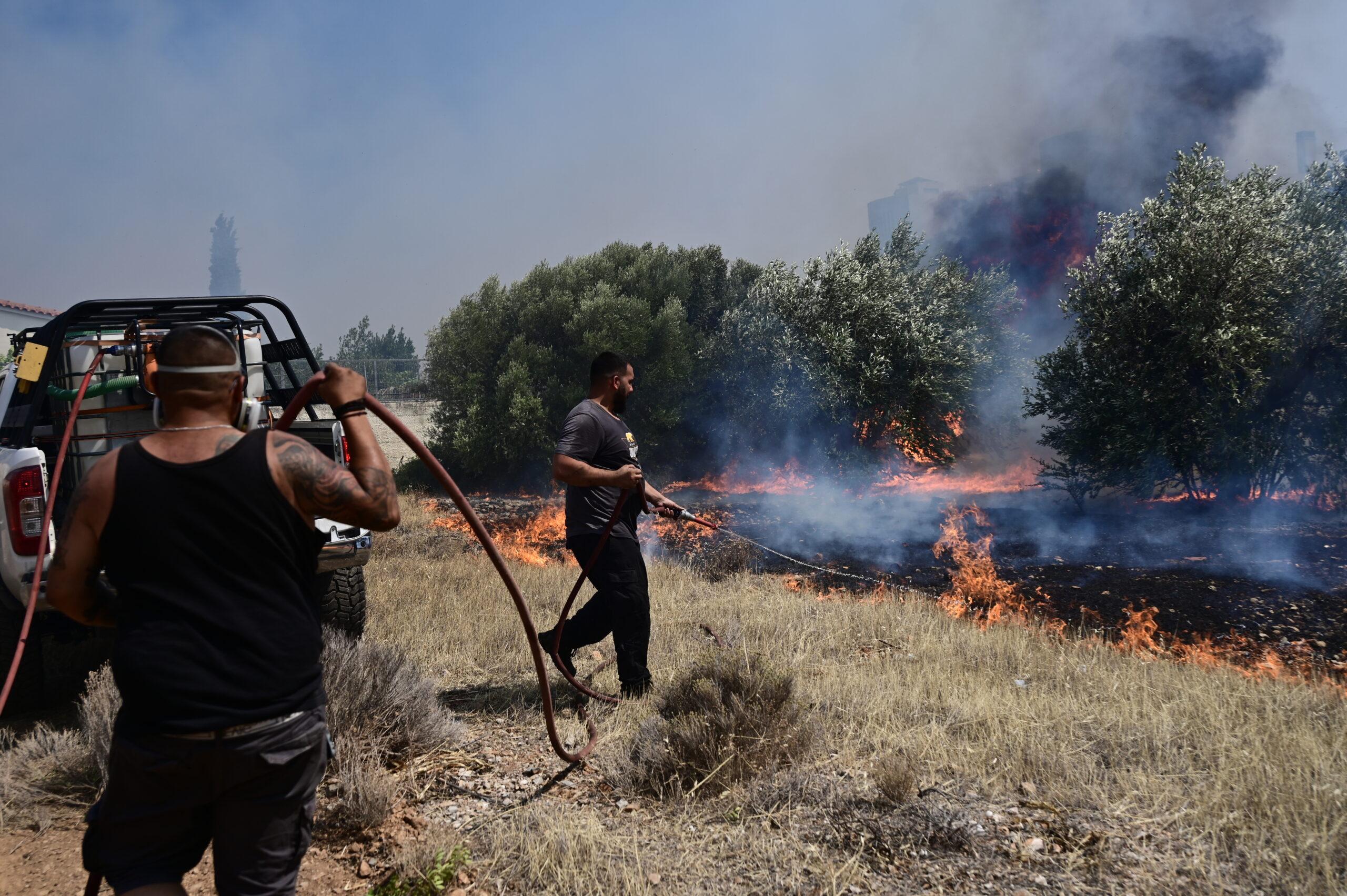 Αττική: Μήνυμα του 112 για να εκκενωθεί το Λαγονήσι – Μεγάλη μάχη με τις φλόγες