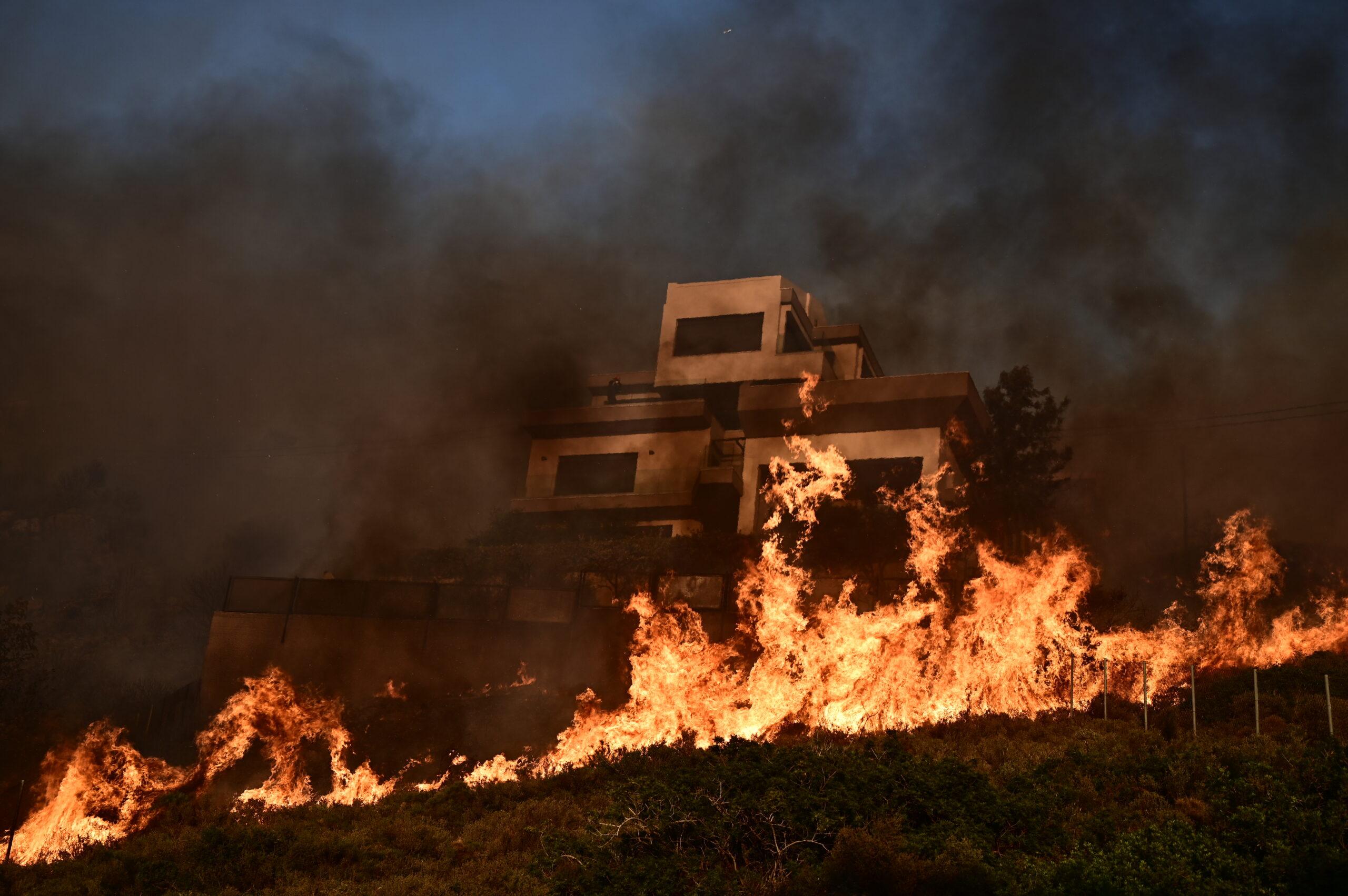 Αναζωπυρώθηκε και στα Καλύβια το πύρινο μέτωπο – Καίγονται σπίτια στον οικισμό Στίπιζα