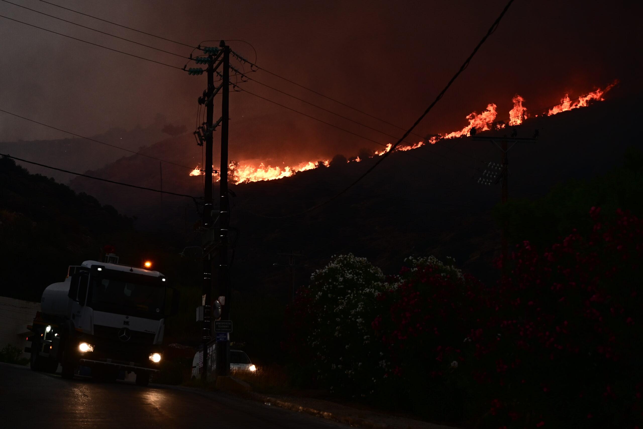 Φωτιά σε Σαρωνίδα, Λουτράκι και Δερβενοχώρια: Ασταμάτητη μάχη όλη νύχτα με τις φλόγες – Συνεχόμενες οι αναζωπυρώσεις