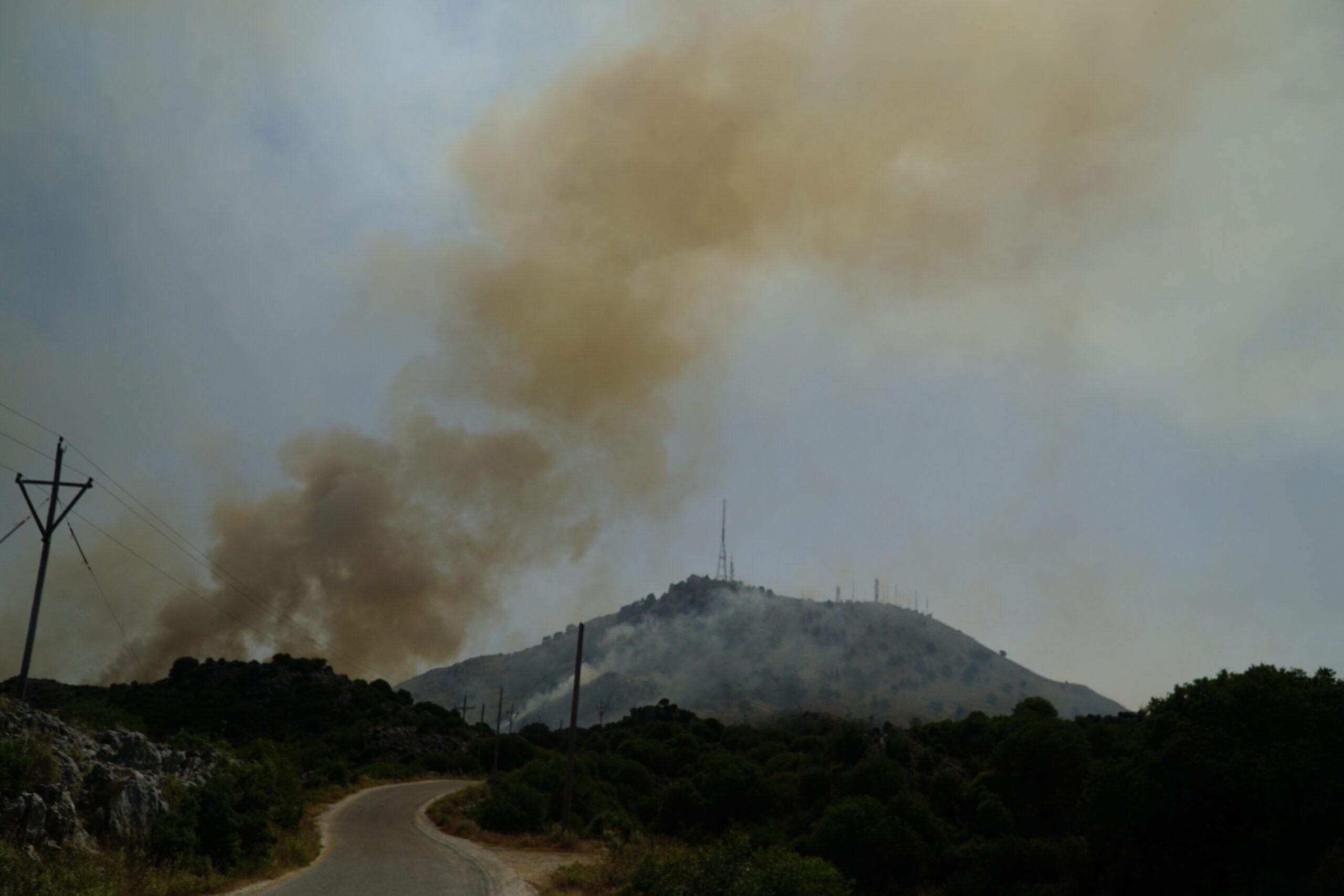 Κέρκυρα – Φωτιά: Μεγάλη αναζωπύρωση στο πύρινο μέτωπο – Απειλείται το χωριό Λούτσες