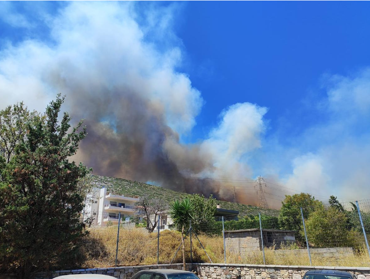 Φωτιά τώρα στον Κουβαρά Κερατέας κοντά σε σπίτια και πυλώνες – Μήνυμα από το 112 (vid)