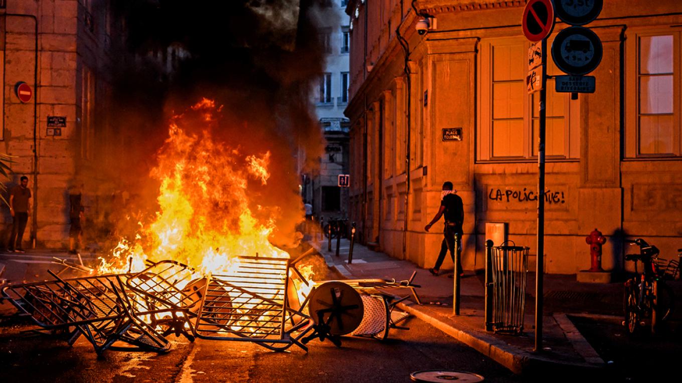 Affrontement politique en France suite aux émeutes