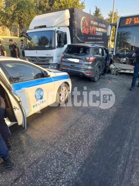 Επεισοδιακή καταδίωξη στη Θεσσαλονίκη: Μπήκε ανάποδα στη Λαγκαδά με κλεμμένο ΙΧ και «καρφώθηκε» σε λεωφορείο