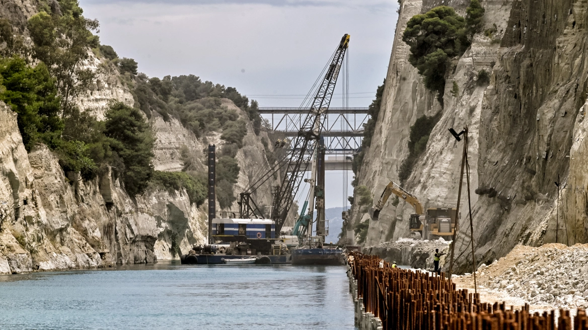 Φορτηγό πλοίο προσέκρουσε στον δίαυλο της διώρυγας της Κορίνθου