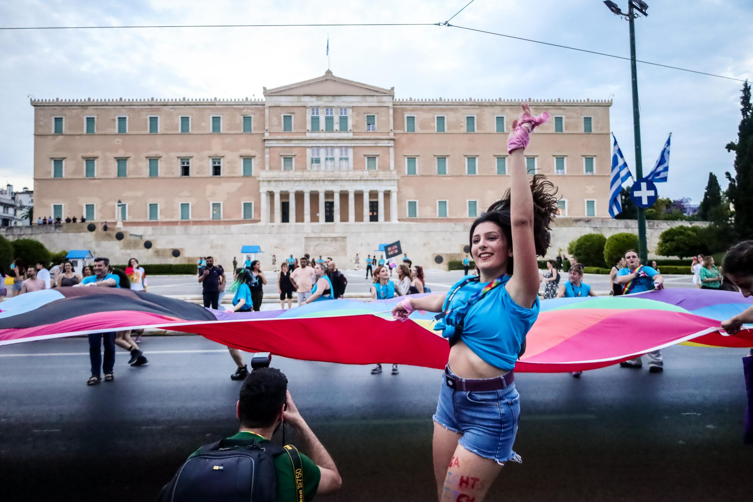 Υποψήφιος δημοτικός σύμβουλος δέχεται επίθεση λόγω του γκέι γιου του – Η αποστομωτική απάντηση