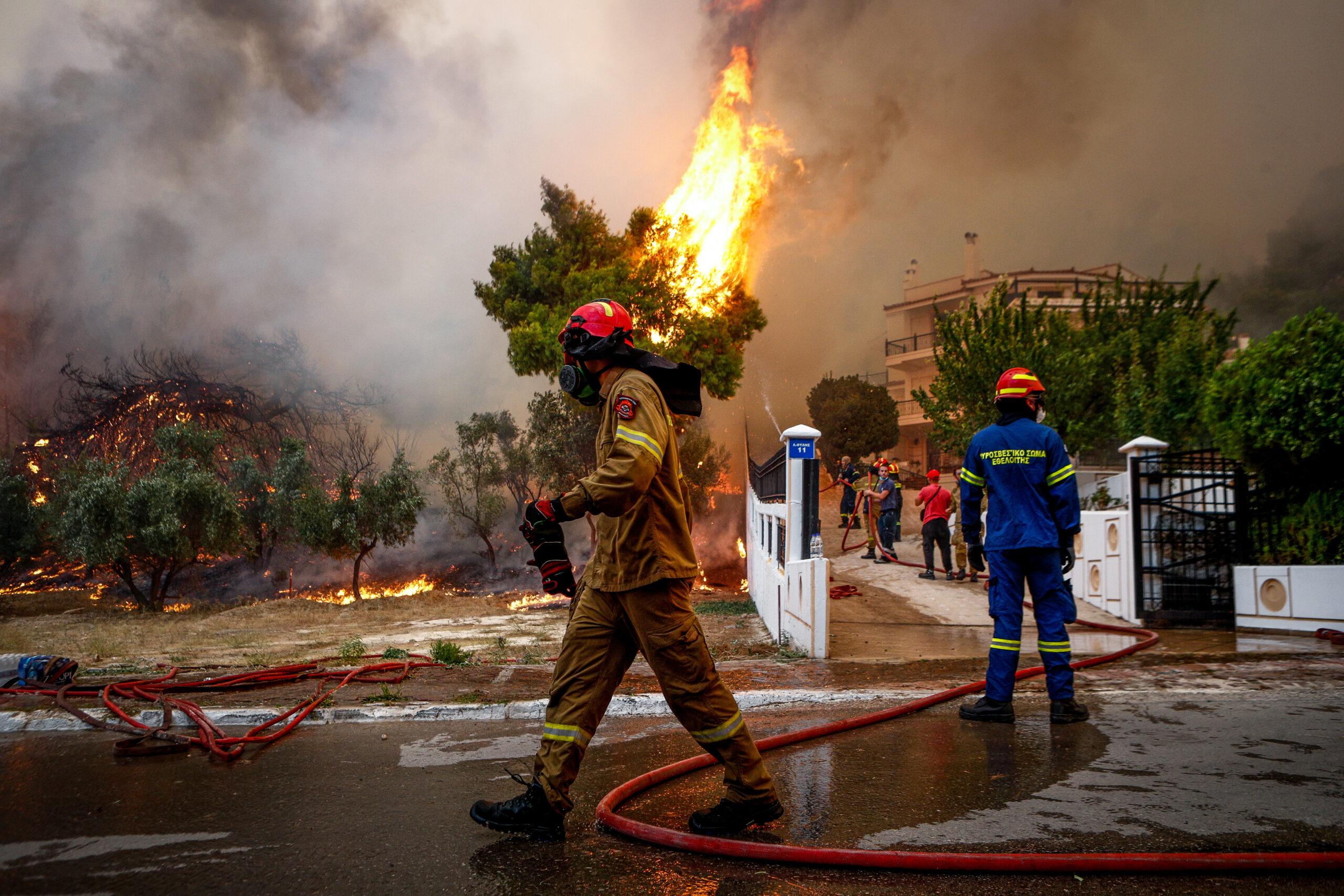 Φωτιά στη Φυλή: Έχουν απεγκλωβιστεί περισσότερα από 90 άτομα