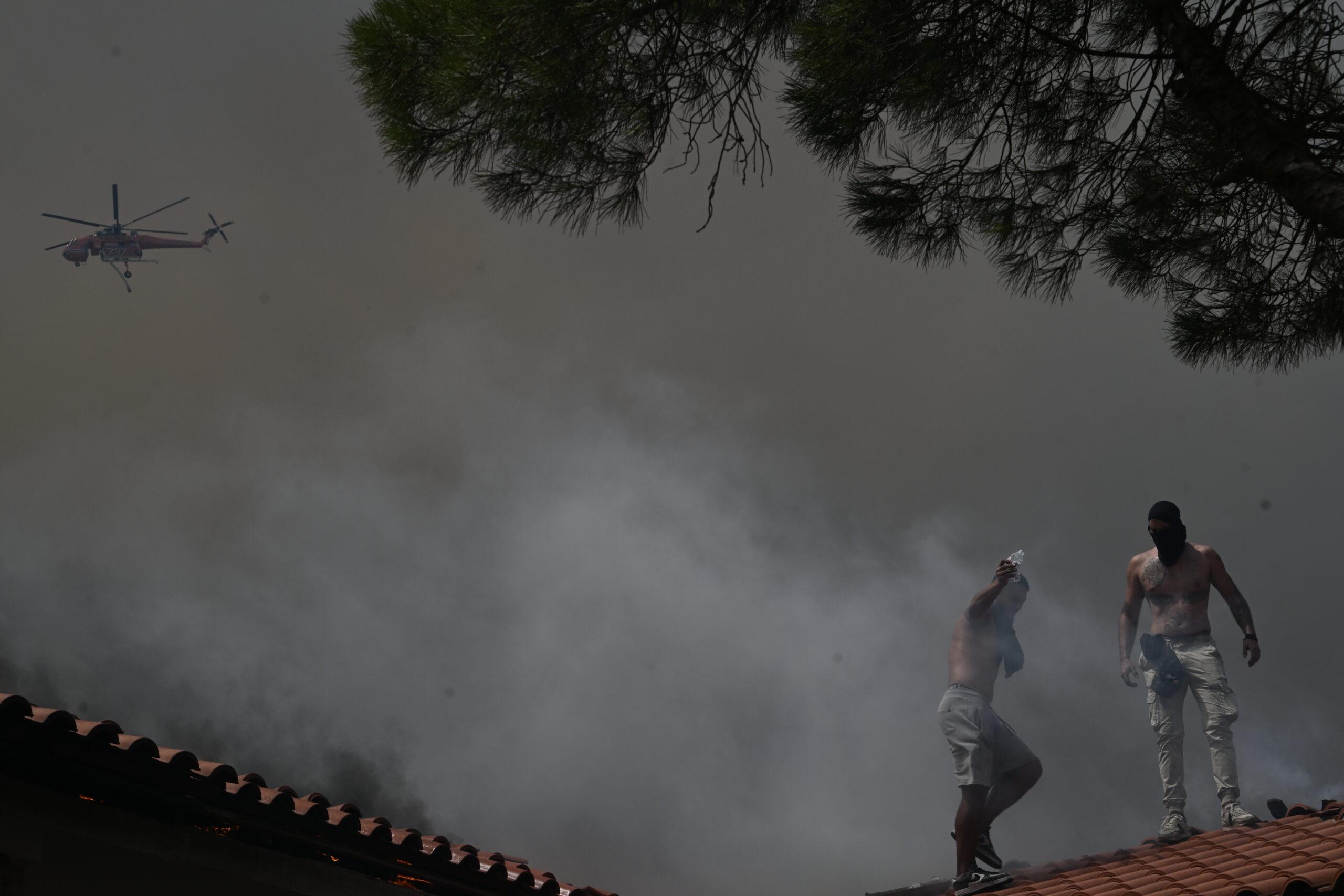 Πάρνηθα: Συνεχίζεται η μάχη με τις φλόγες για να σωθεί ο Εθνικός Δρυμός