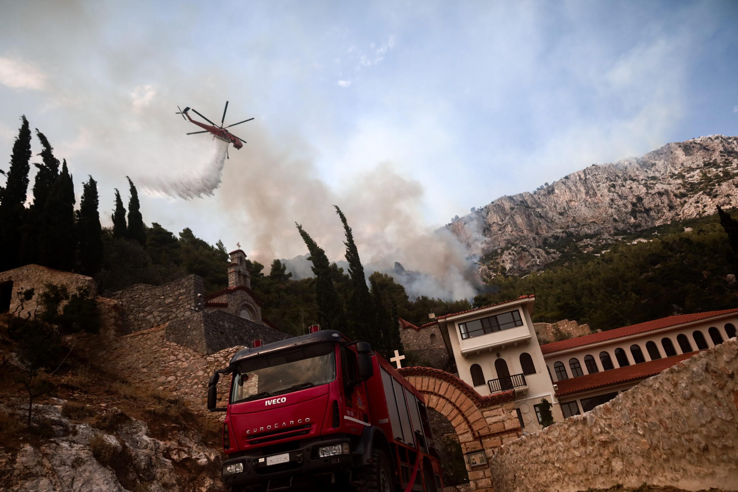 Φωτιές – Αττική: Κλειστοί δρόμοι σε Φυλή και Αχαρνές