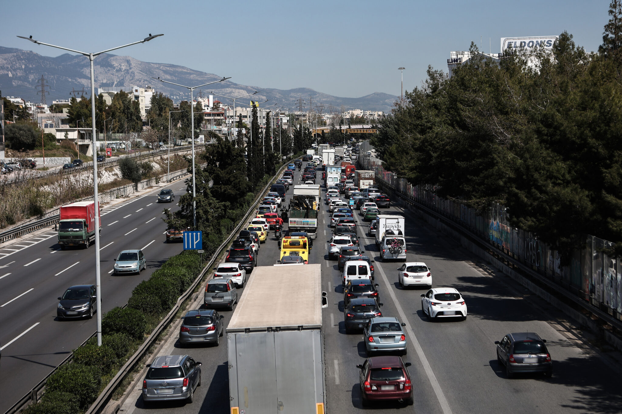 Αττική: Άνοιξε η καρότσα φορτηγού και γέμισε μπάζα και λάσπες ο Κηφισός