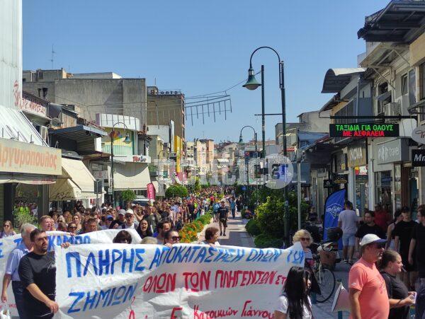 Λάρισα: Πορεία με πανό και συνθήματα στο κέντρο της πόλης για τις φονικές πλημμύρες στη Θεσσαλία (ΒΙΝΤΕΟ & ΦΩΤΟ)