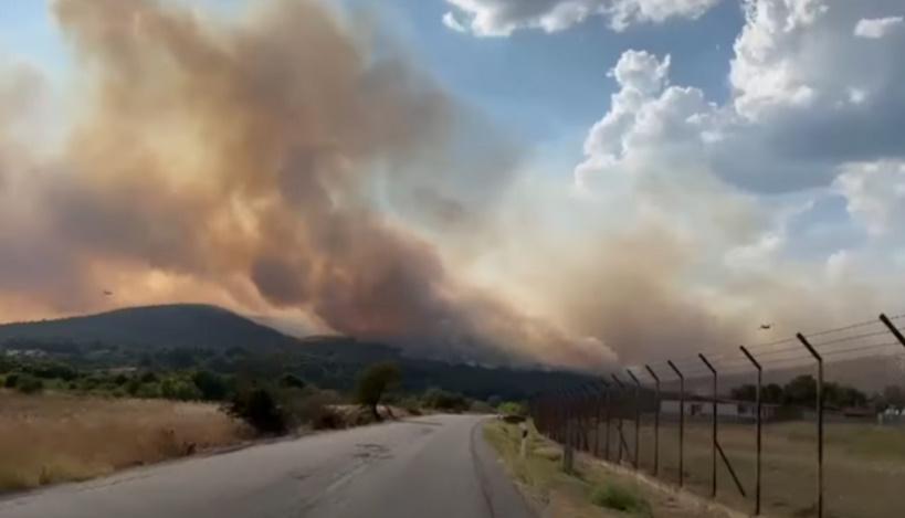 Φωτιά στον Έβρο: Εκκενώνεται η Λευκίμμη – Απειλείται το στρατόπεδο του Προβατώνα