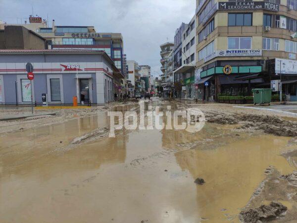 Κακοκαιρία Elias - Βόλος: Βομβαρδισμένο τοπίο το κέντρο - Η λάσπη έχει καλύψει δρόμους και πεζοδρόμια (ΒΙΝΤΕΟ & ΦΩΤΟ)