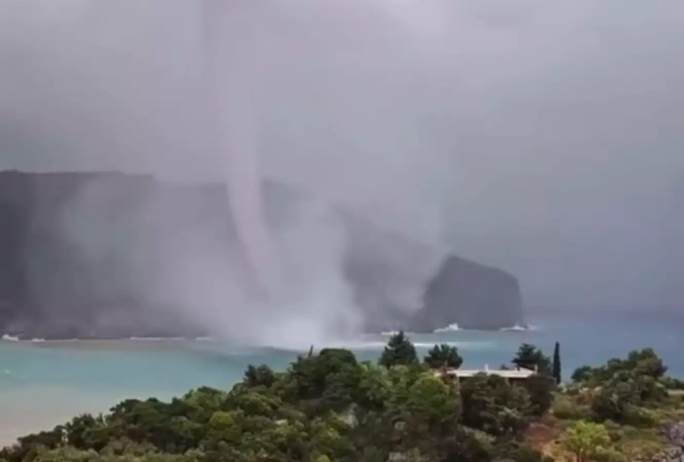 Κακοκαιρία Daniel: Τρομακτικές εικόνες από υδροστρόβιλο στην Εύβοια (ΒΙΝΤΕΟ)