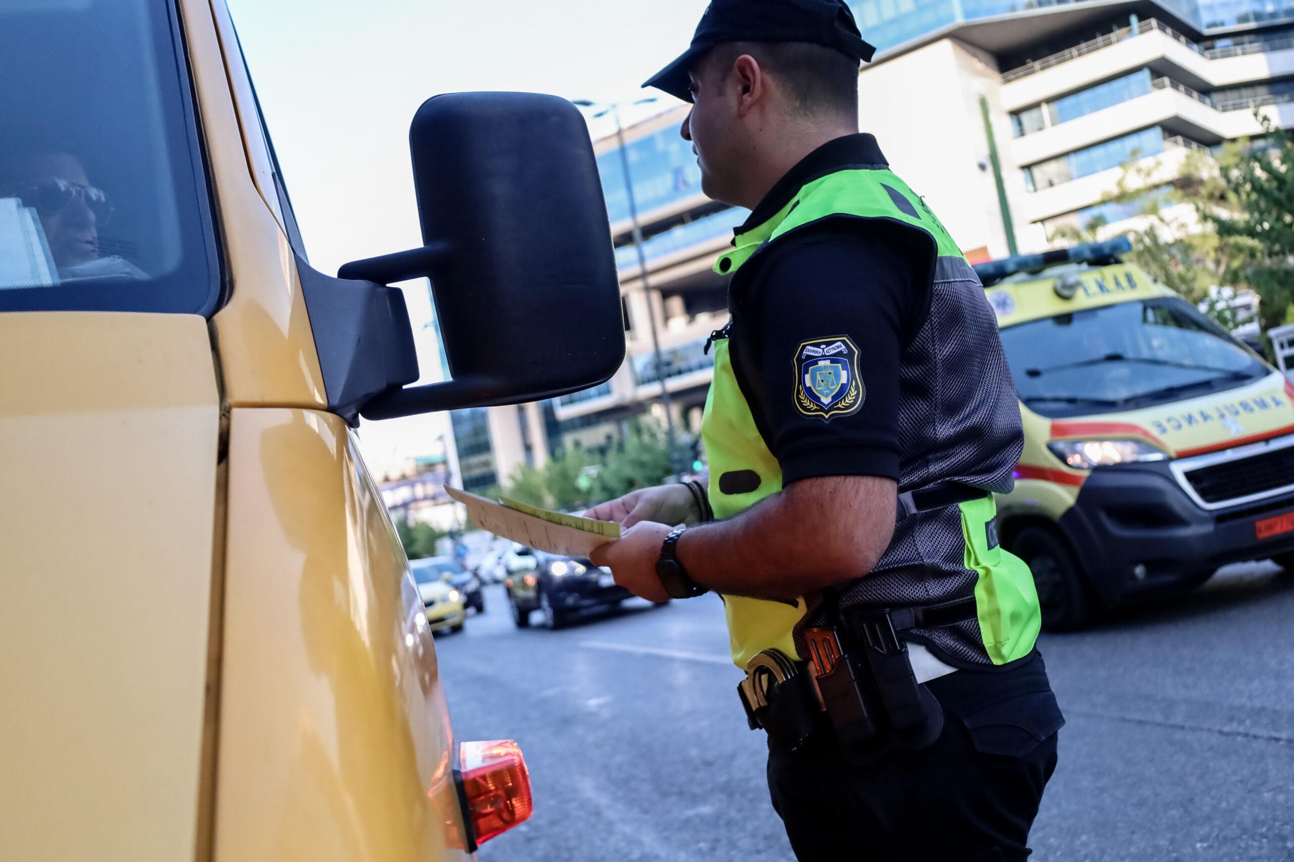 Αθήνα: Γυναίκα τραυμάτισε και εξύβρισε τροχονόμο που της έκοψε κλήση