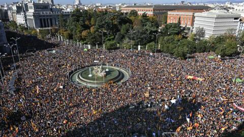 Μαδρίτη: Εκατοντάδες χιλιάδες κατά της αμνηστίας Καταλανών αυτονομιστών