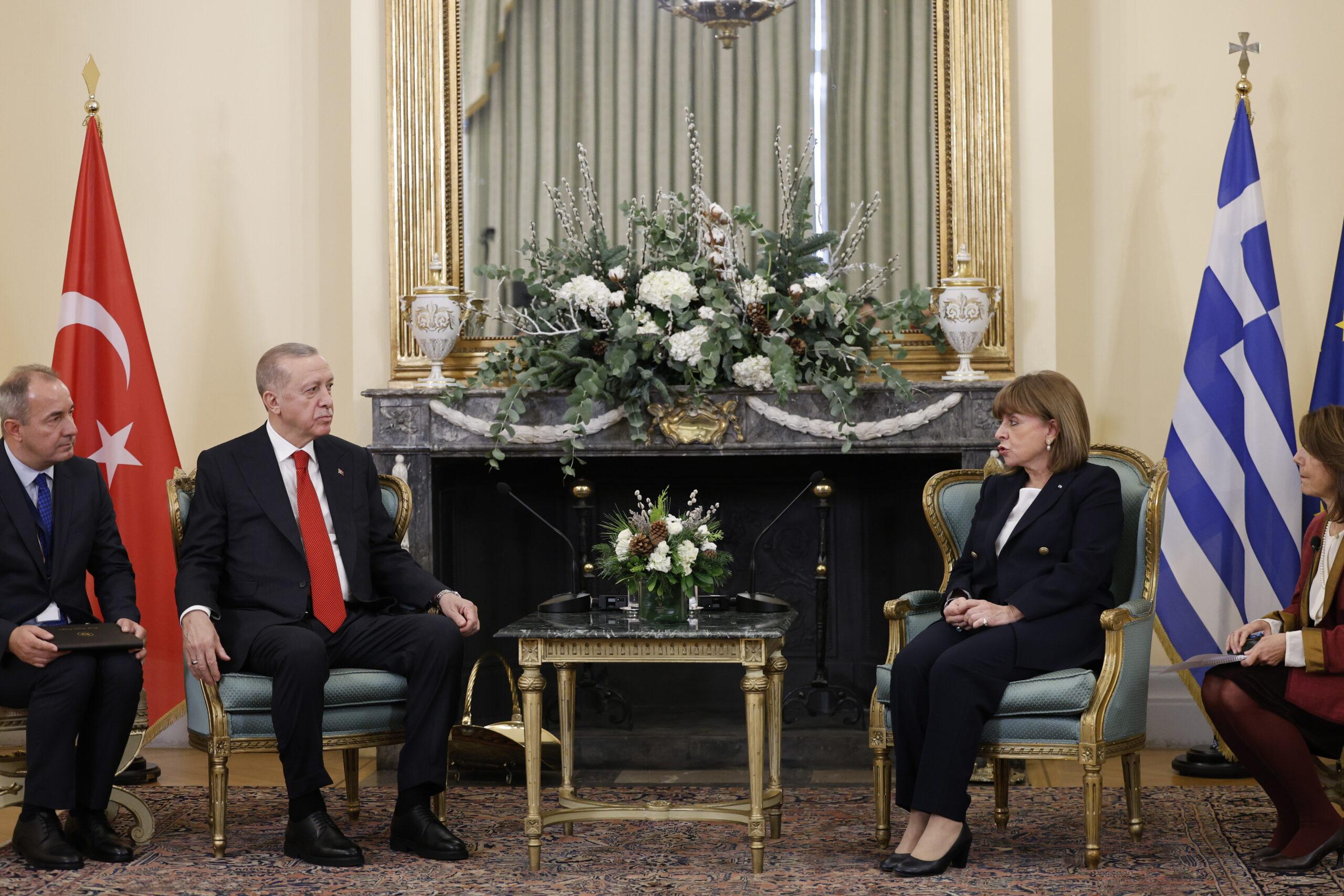 Στο Προεδρικό Μέγαρο ο Ερντογάν: «Να μιλήσουμε βλέποντας το γεμάτο μέρος  του ποτηριού»