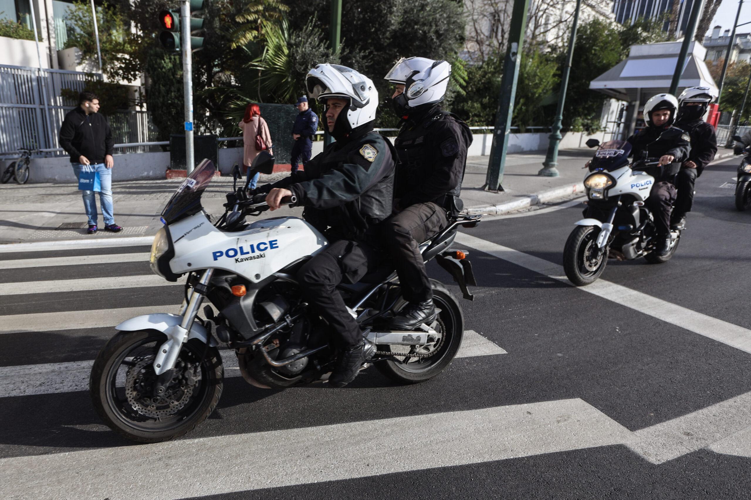 Τραγωδία στην Νίκαια: Νεκρός αστυνομικός έπειτα από καταδίωξη – Μοτοσικλέτα της ΔΙΑΣ συγκρούστηκε με περιπολικό