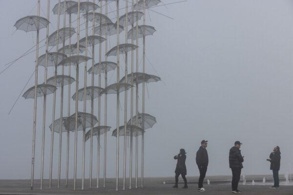 «Χάθηκε» στην ομίχλη η Θεσσαλονίκη - Εντυπωσιακές εικόνες από το απόκοσμο σκηνικό