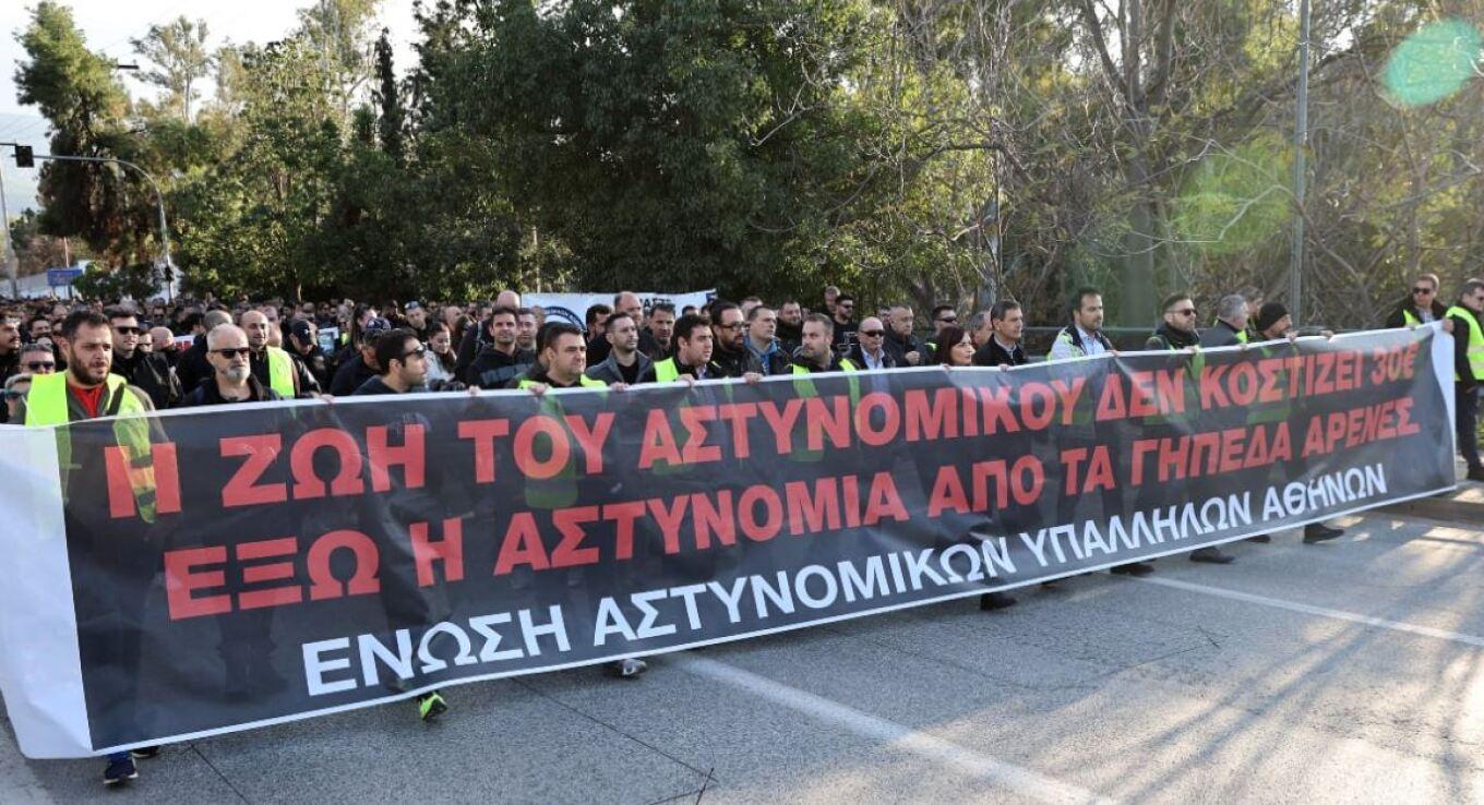 Συγκέντρωση διαμαρτυρίας αστυνομικών στην πλατεία Συντάγματος