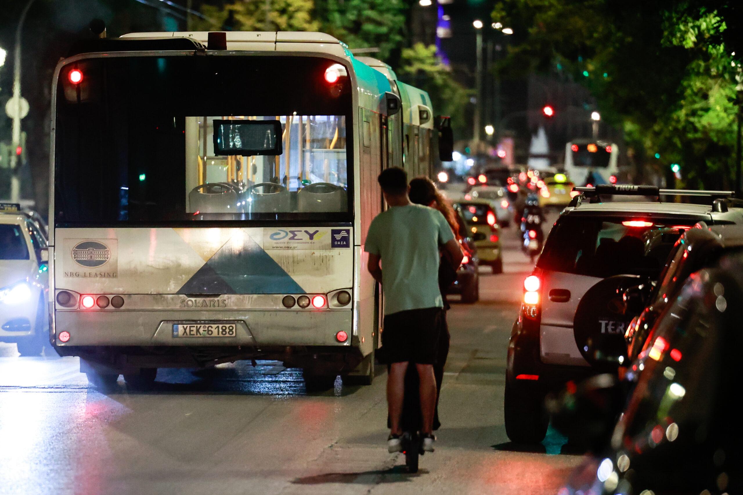 Θεσσαλονίκη: Οδηγός λεωφορείου στρίβει τσιγάρο εν ώρα δρομολογίου (ΒΙΝΤΕΟ)