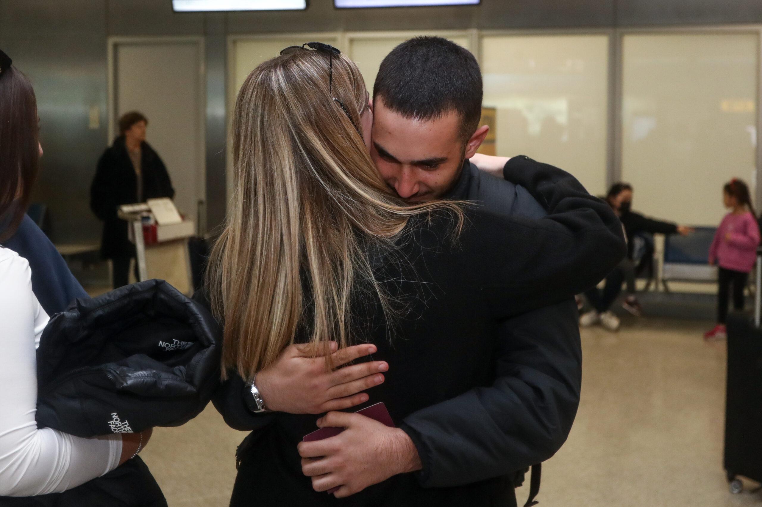 Κατέφτασε στην Ελλάδα ο 19χρονος Έλληνας δόκιμος του St Nikolas