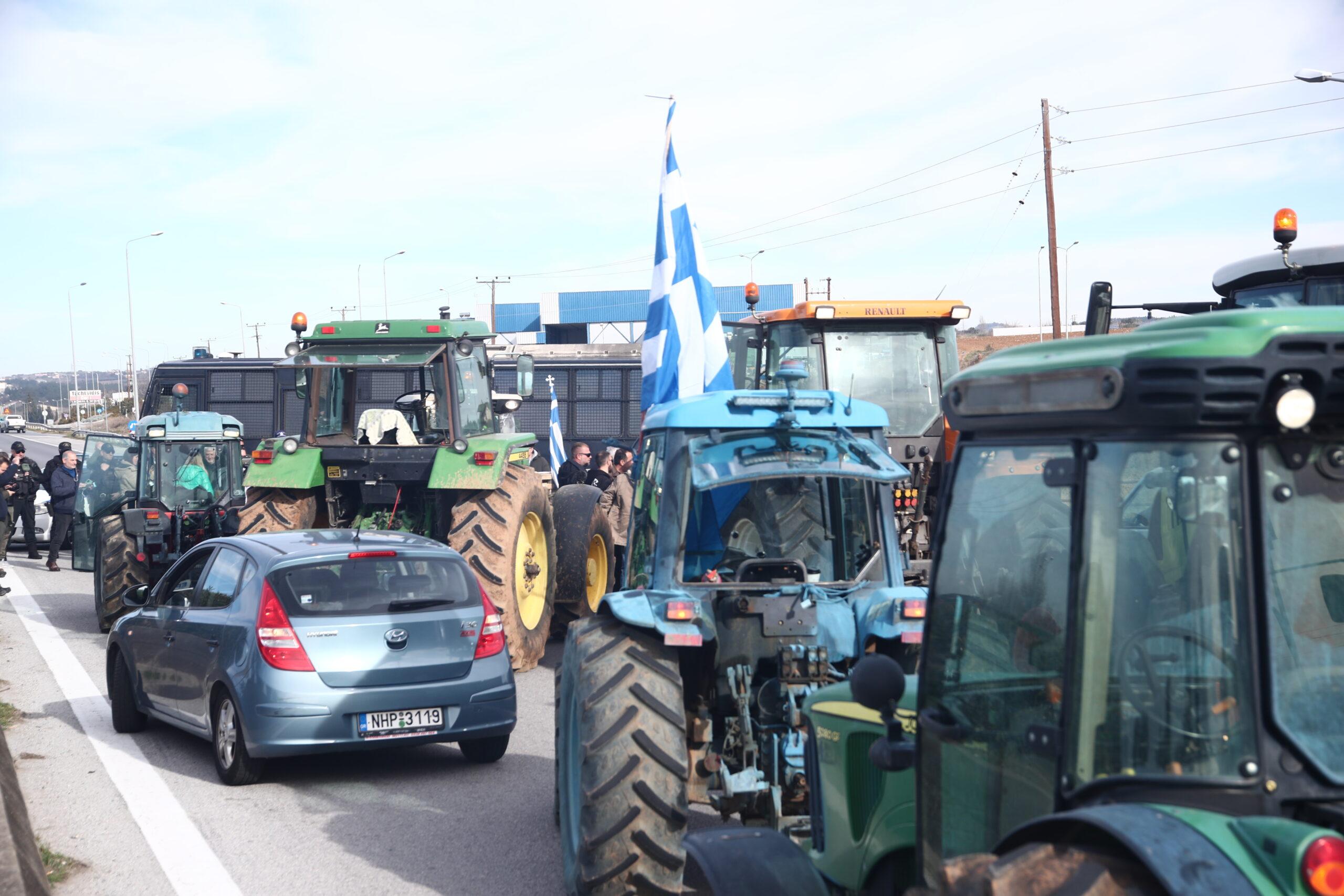 Αγρότες στη Θεσσαλονίκη κόβουν δρόμο… μέσα από τους αγρούς για να σπάσουν το μπλόκο