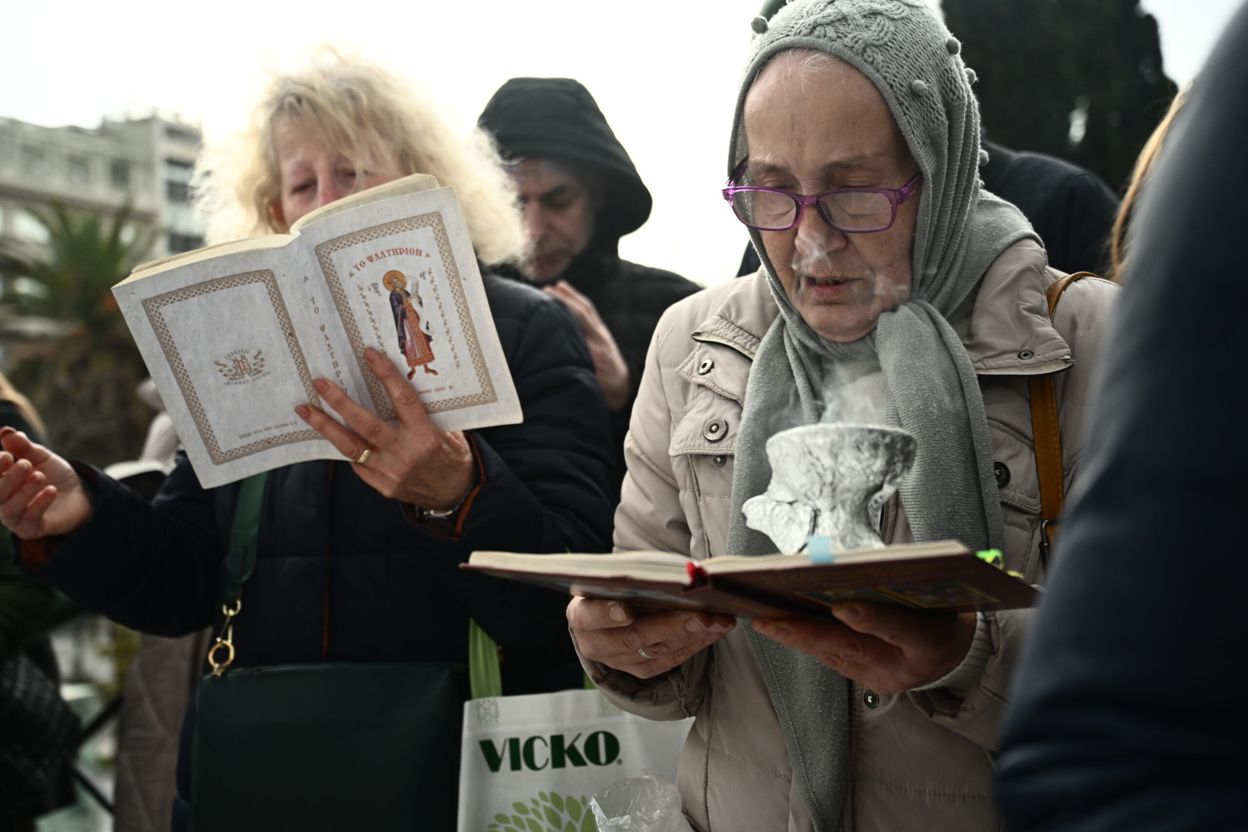 Σύνταγμα: Συγκέντρωση διαμαρτυρίας για τον γάμο των ομόφυλων με Σταυρούς, εικόνες και βιβλία της εκκλησίας