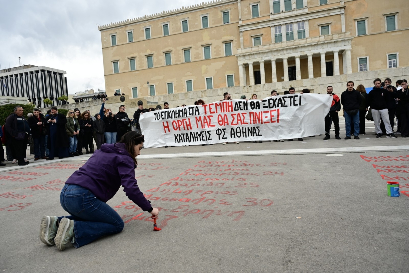 Τέμπη: «Συγγνώμη» από τον Δήμο για το σβήσιμο των ονομάτων – «Δείχνει» τη Βουλή